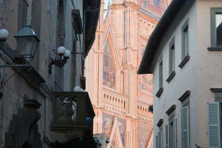 Façade de la cathédrale entre les maisons d'Orvieto