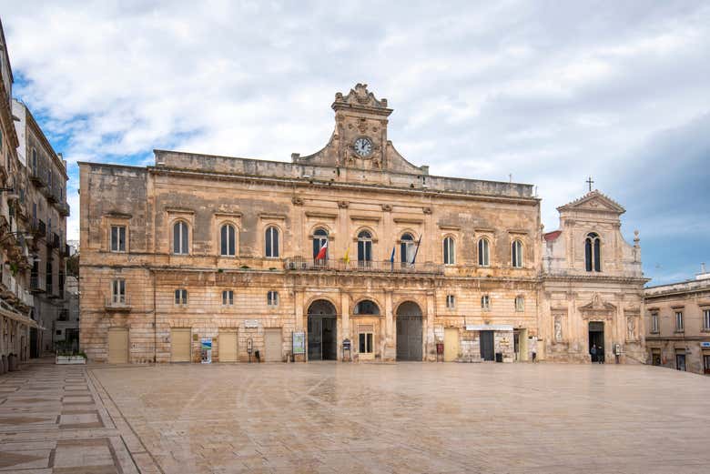 Admirando la fachada del ayuntamiento de Ostuni