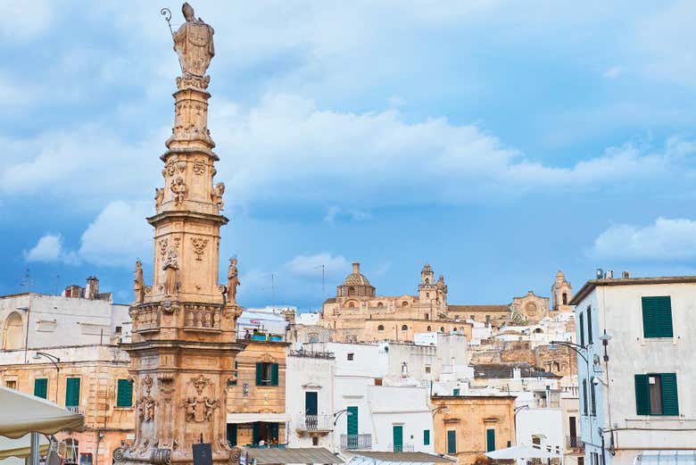 Contemplando el obelisco de San Oronzo