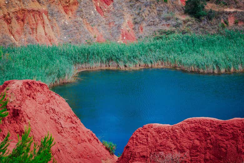 O lago da mina de bauxita