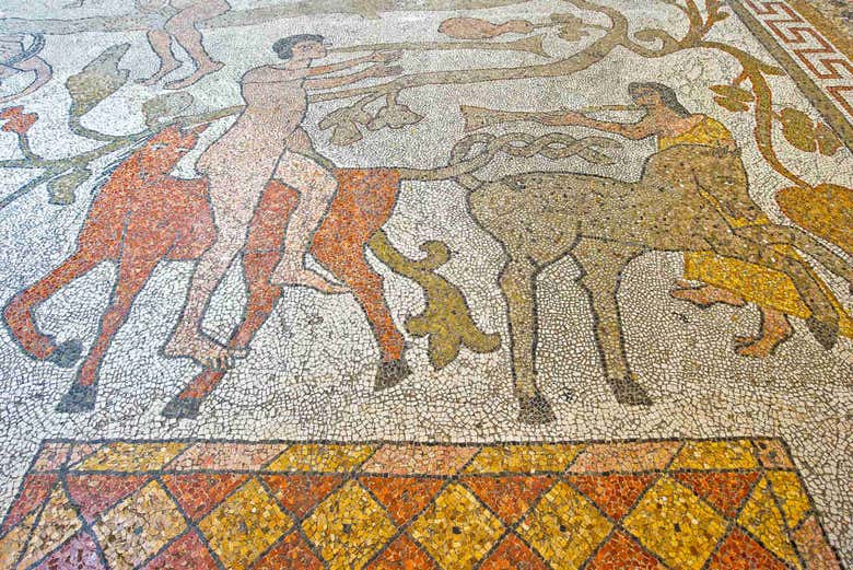 Contemplando los mosaicos de la catedral