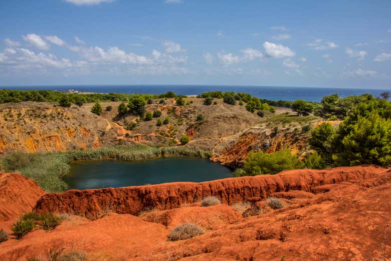 Paisagem em um dia ensolarado na mina de bauxita de Otranto 