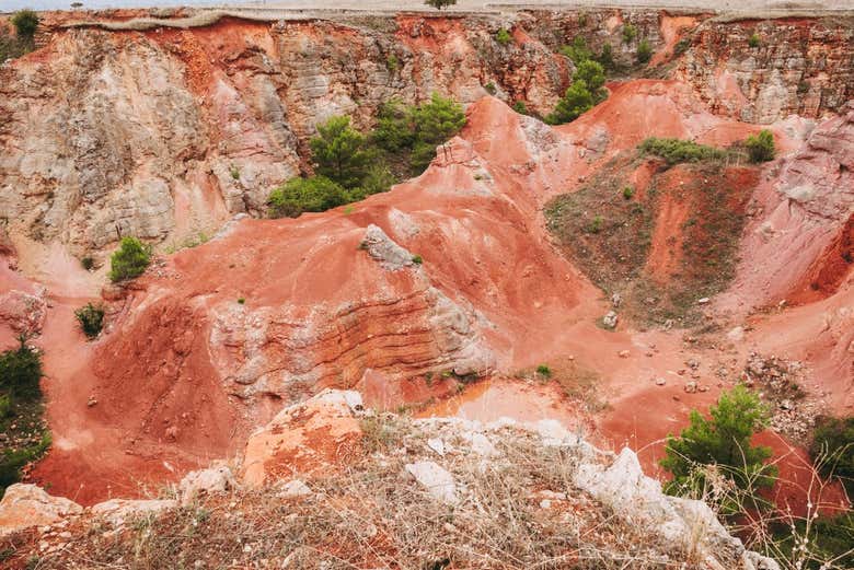 Cores avermelhadas da mina de bauxita