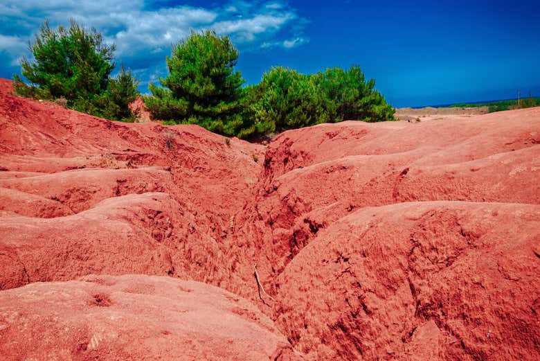 O terreno avermelhado da mina de bauxita