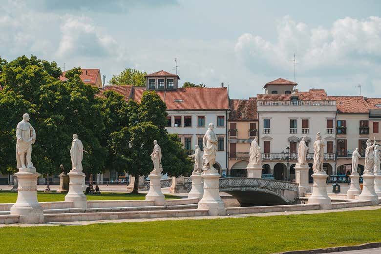 Statues sur la Piazza Prato della Valle