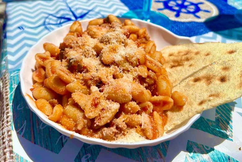 Plato de pasta con pan carasau