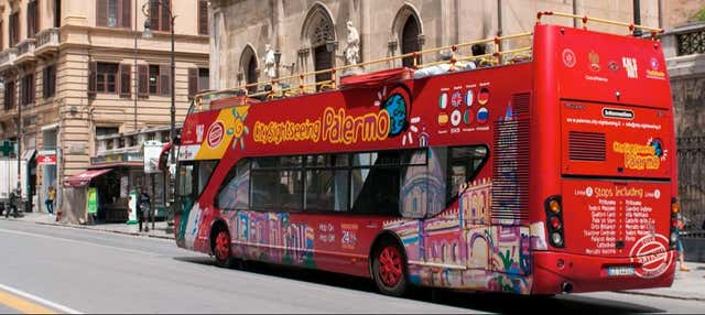 Bus touristique dans Palerme