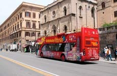 Bus touristique dans Palerme