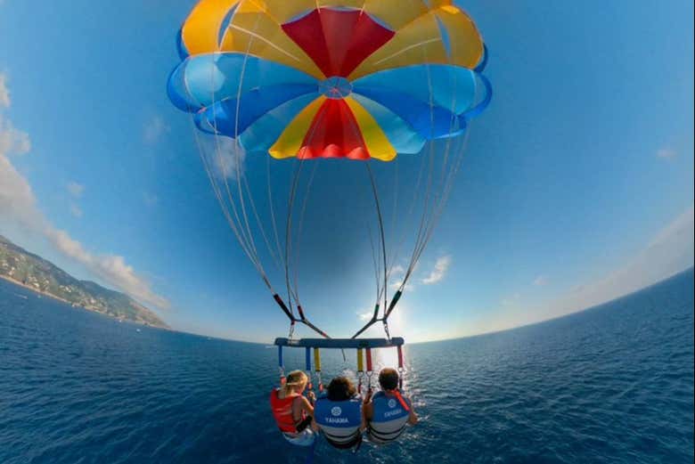 Practicando parasailing en aguas de Sicilia
