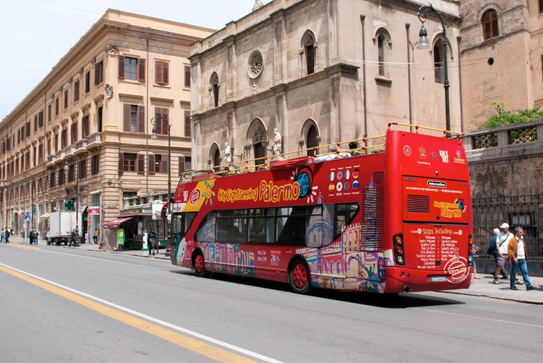 The sightseeing bus of Palermo