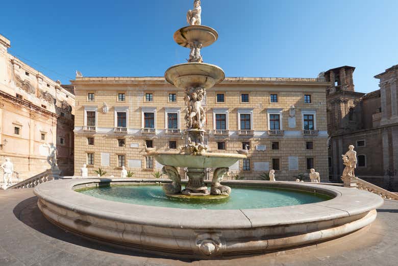 Contemplez la façade de la mairie de Palerme