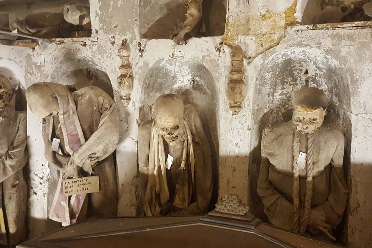 Visite guidée des catacombes des Capucins à Palerme, 2 000 momies dont Rosalía Lombardo