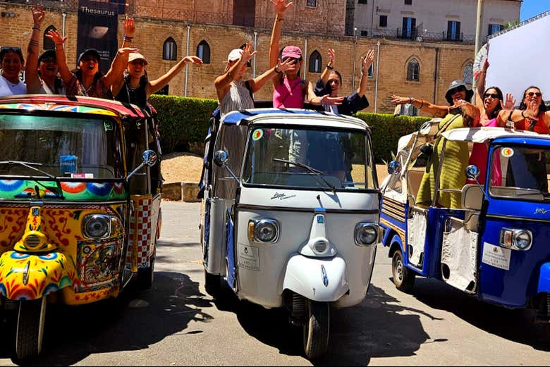 Desfrutando do percurso de tuk tuk em Palermo