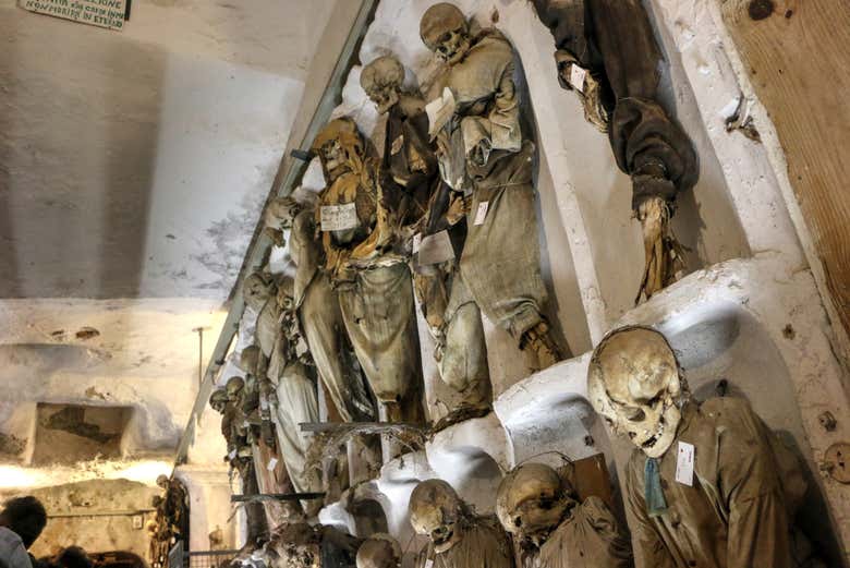 Descobrindo o interior das catacumbas de Palermo