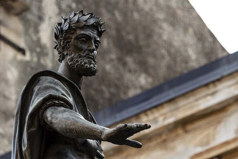 See the statue of Carlo V