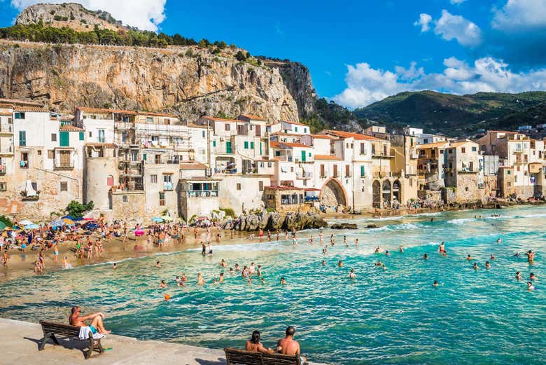 Mar cristalino em Cefalù