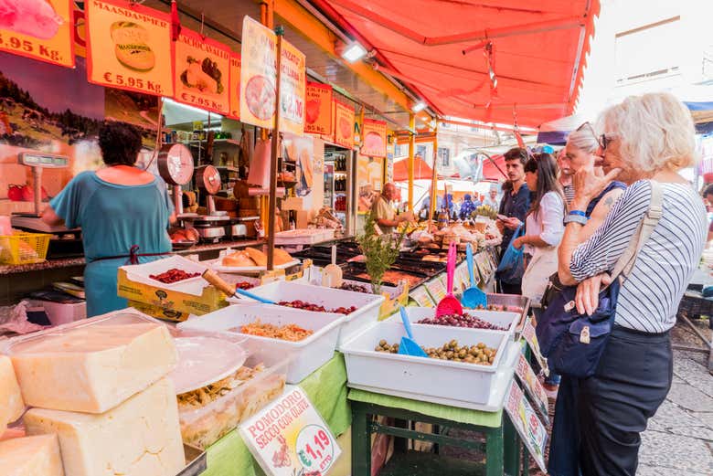 Discover the atmosphere of the markets of Palermo