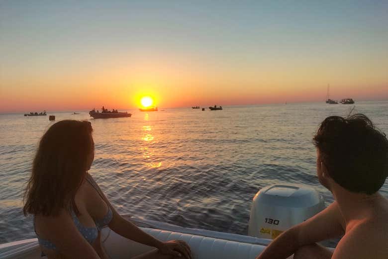 Contemplando o pôr do sol do barco