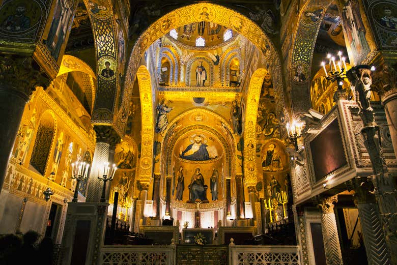Detalhes da arte religiosa na Capela Palatina