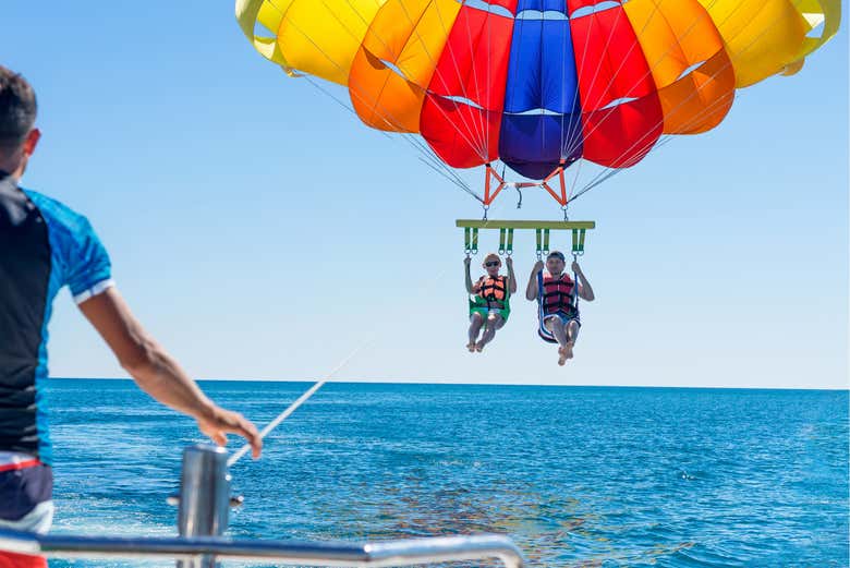 Disfrutando de la actividad de parasailing