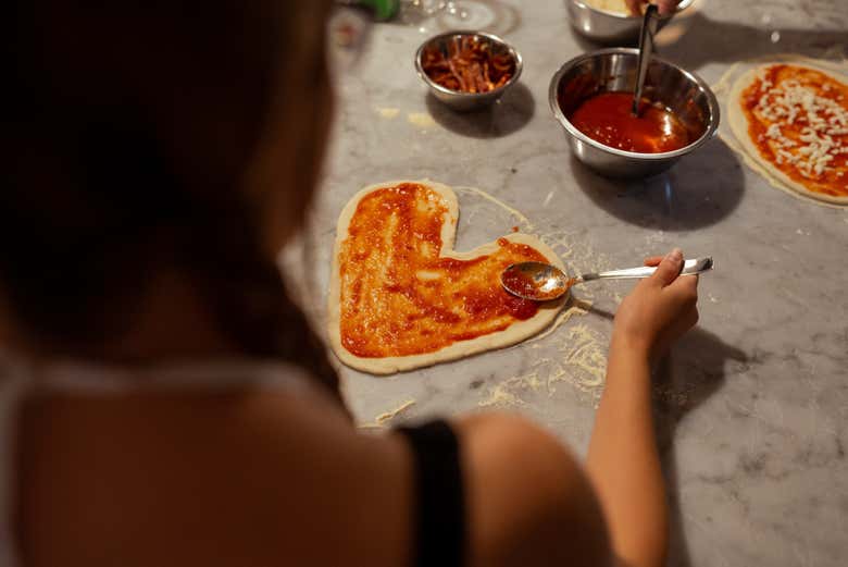 Uma pizza em forma de coração