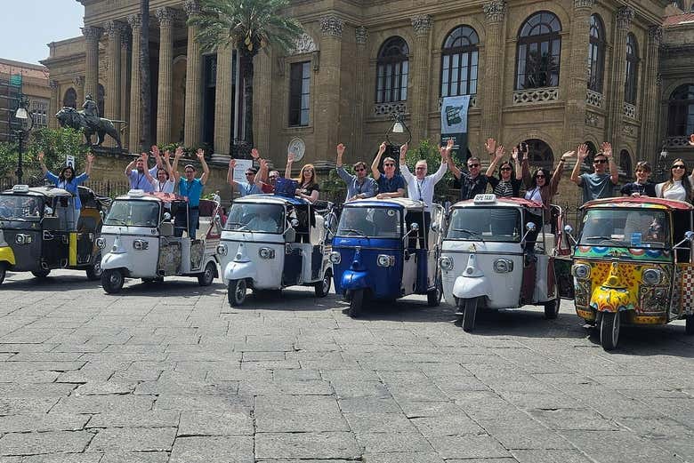 Diante do Teatro Massimo