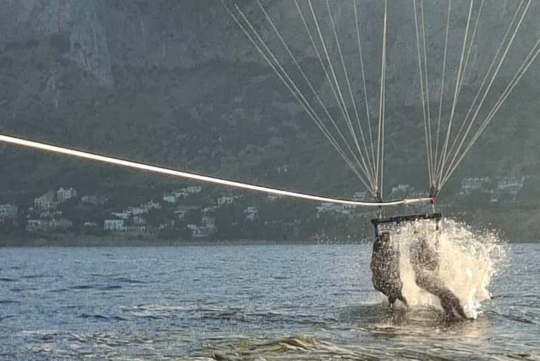 Parasailing en la costa de Mondello