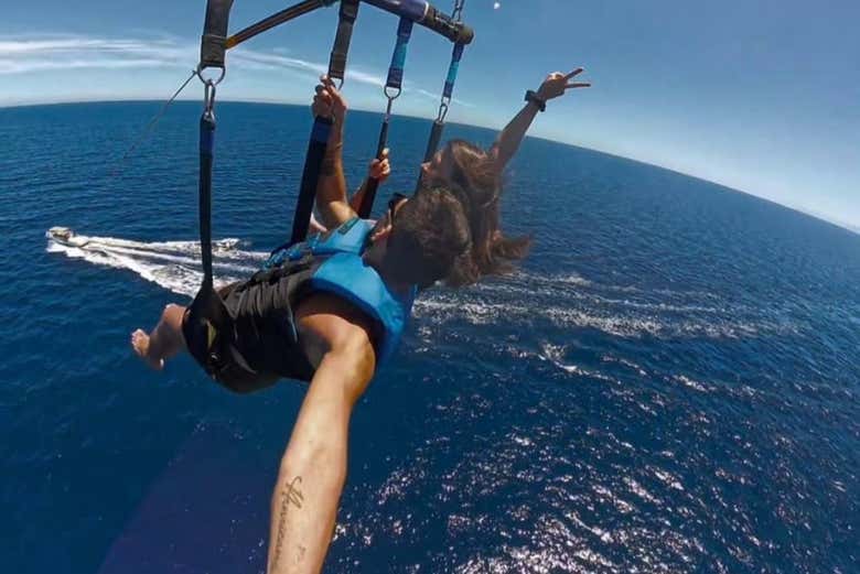 Parasailing en el golfo de Mondello