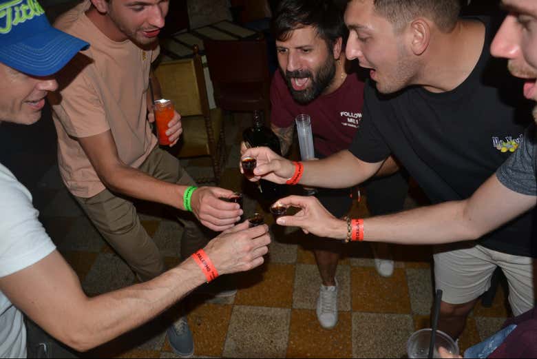 Grupo tomando um shot