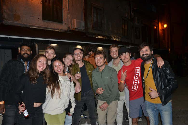 Foto de grupo durante o tour de festa por Palermo