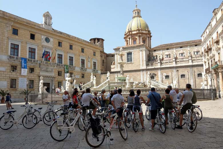 À vélo sur la Piazza Pretoria