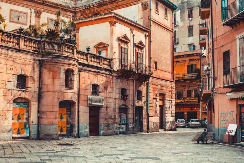 Parcourez les coquettes places de Palerme
