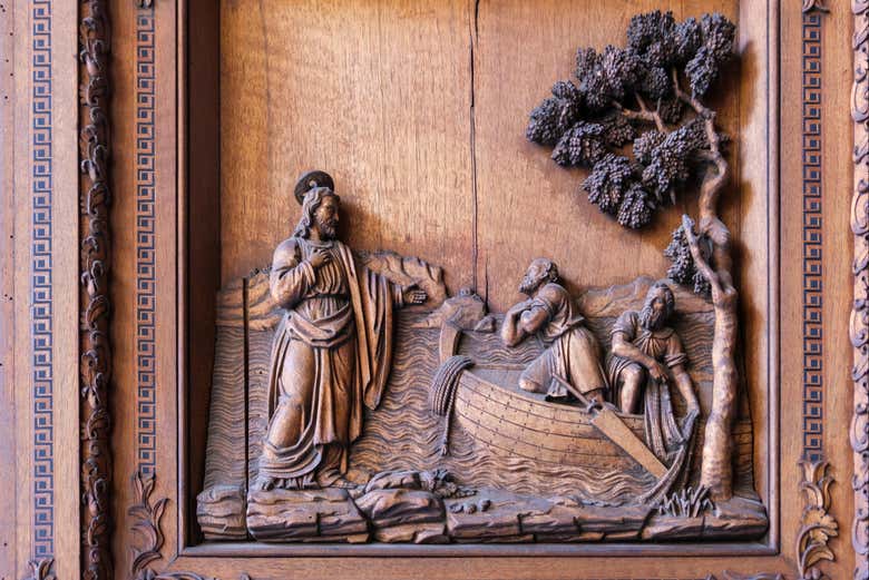 Rilievo in legno su una delle porte del Palazzo Reale