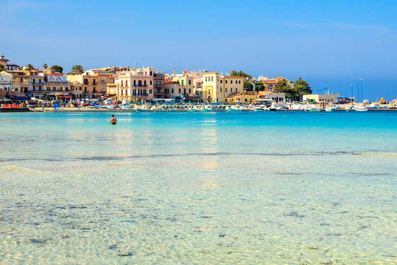 Il porto e la spiaggia di Mondello