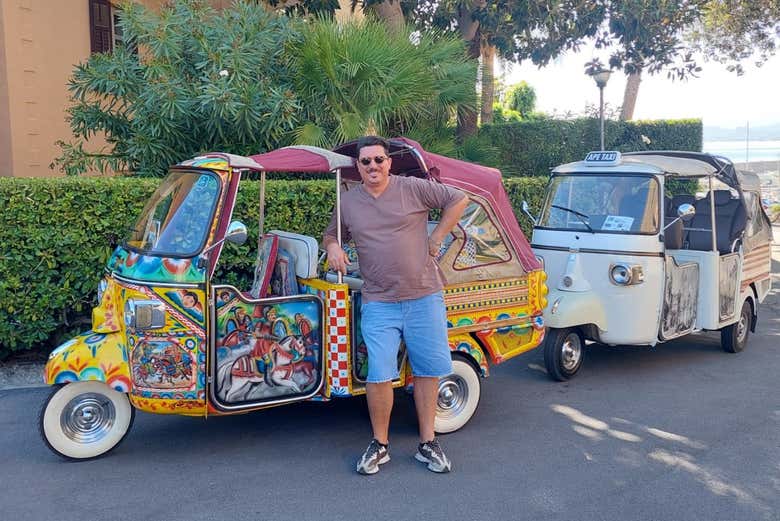 Foto de lembrança ao lado do tuk tuk