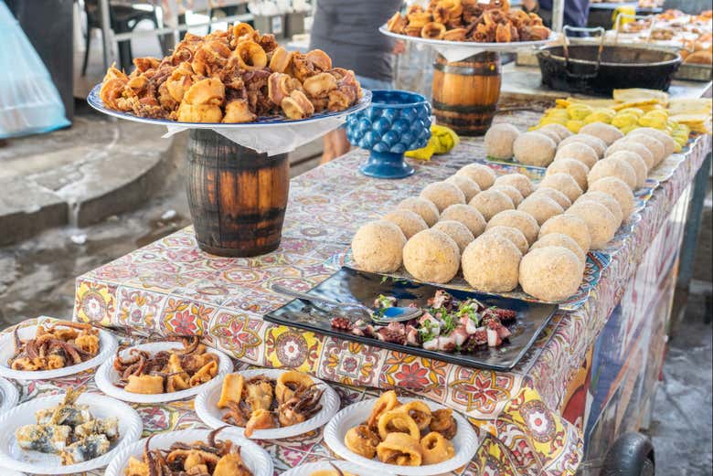 Comida de rua em um mercado de Palermo