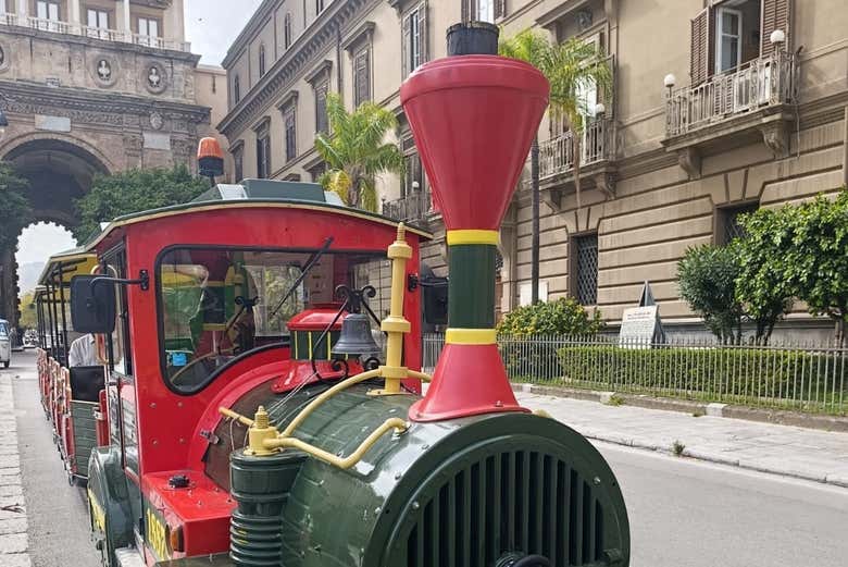 Uno de los trenes turísticos de Palermo