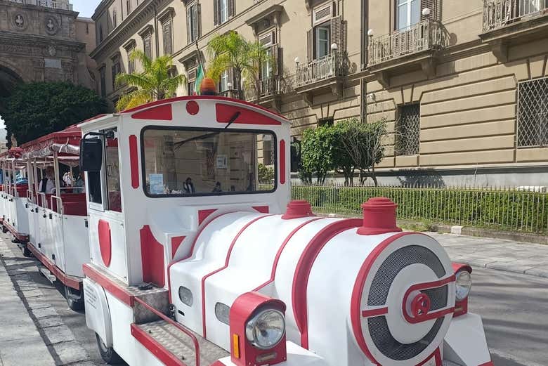¿Listos para subir al tren turístico de Palermo?