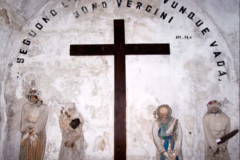 Recorriendo las Catacumbas de los Capuchinos