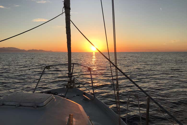 Um maravilhoso pôr do sol sobre o mar