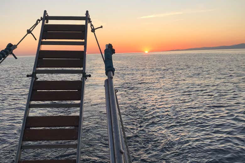 Scaletta della barca rivolta verso il tramonto