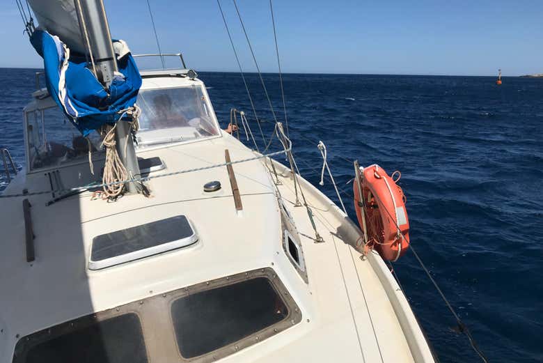 Barca a vela sul mare