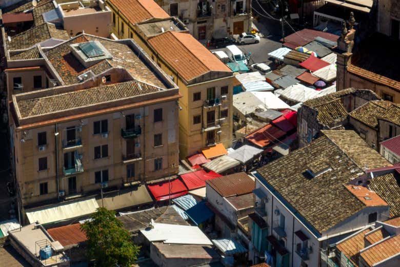 Vista de las carpas de colores del mercado de Ballarò