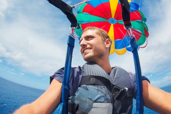 Parasailing en la costa de Palermo