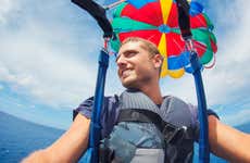 Parasailing en la costa de Palermo
