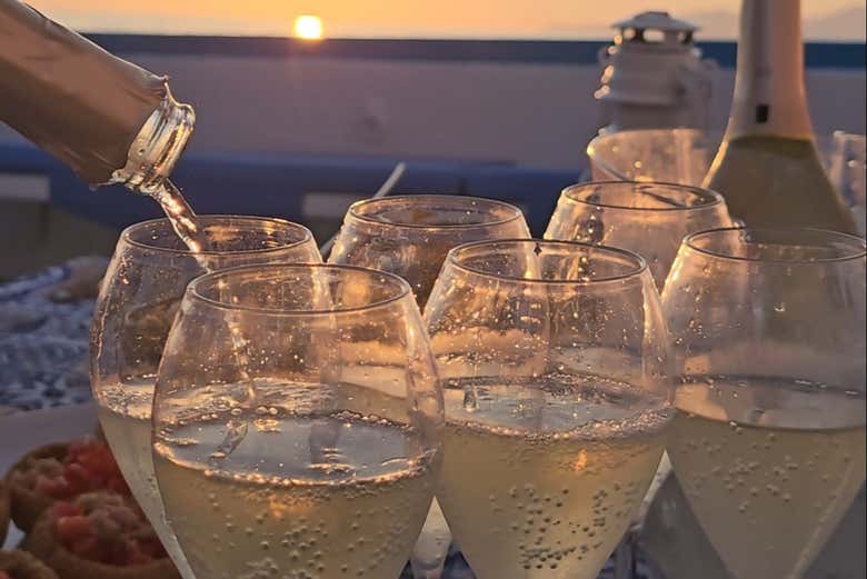 Aperitivo sul mare al tramonto