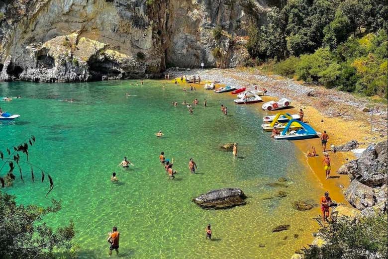 Spiaggia tra rocce e vegetazione