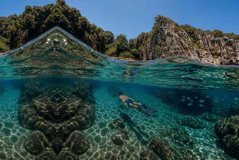 Un bagno in acque cristalline