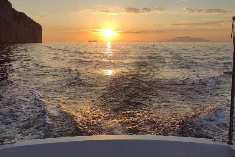 Il tramonto visto dalla barca