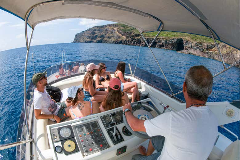 Admirando los paisajes de la costa de Pantelaria desde el barco